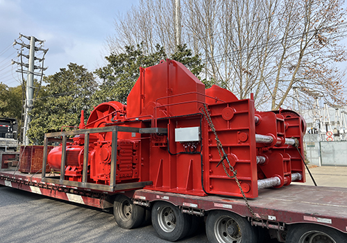 Отгружена электрическая лебедка с двойным барабаном и водопадом 45 кН.