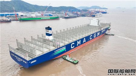 The world's first and largest LNG dual-fuel powered container ship repair.jpg